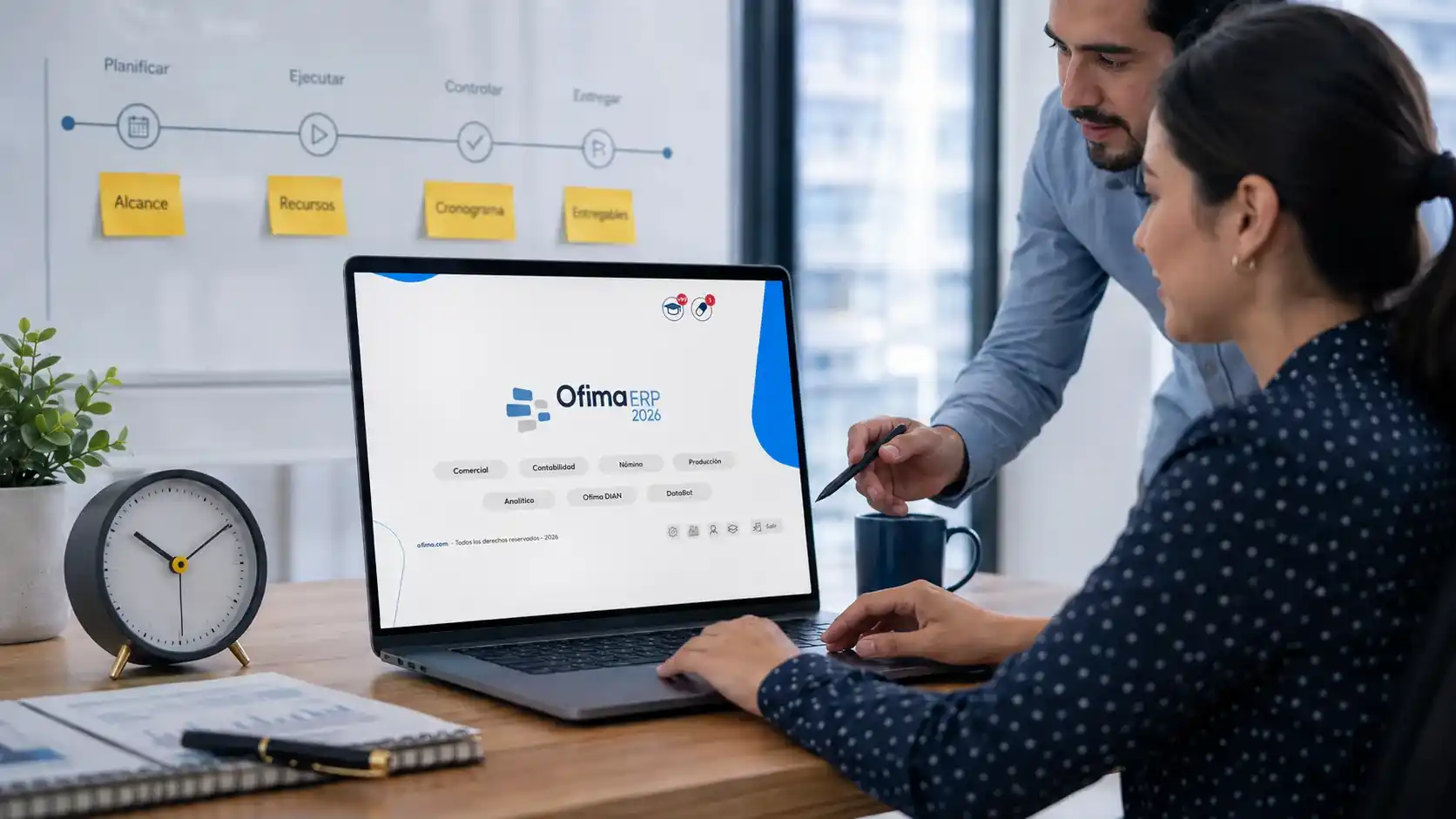 Equipo de consultoría de empresa mediana revisando la rentabilidad de un proyecto en un ERP para servicios