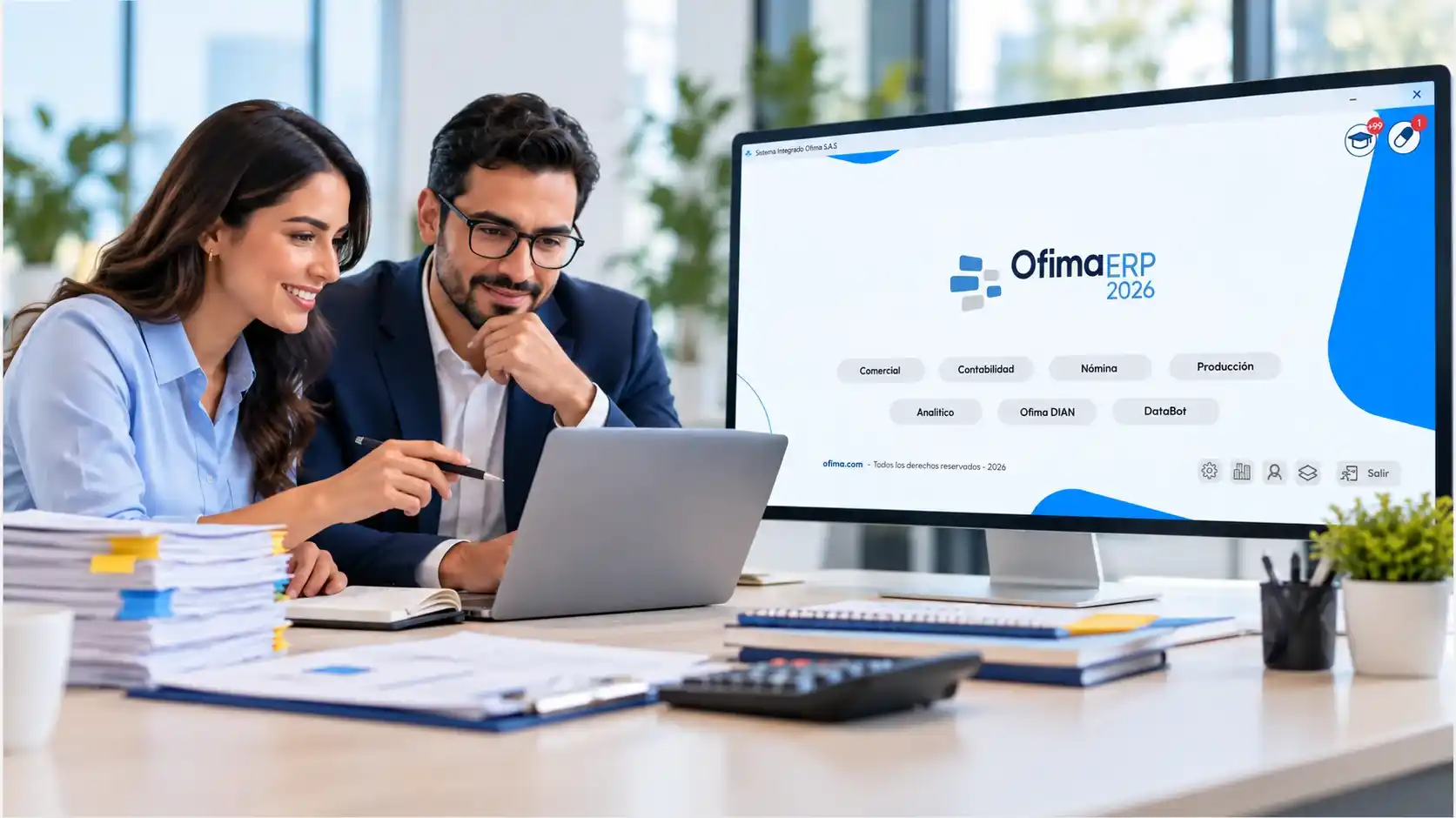 Director financiero y jefe de compras de empresa mediana revisando el ciclo de pagos a proveedores y la planeación de tesorería
